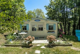 Domaine de la calotine class   4   toiles has rooms with a private hot tub