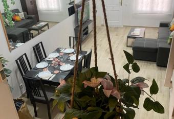 Bien comunicado, acogedor y confortable allows 18 year olds to book a room