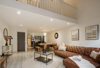 Exclusive Penthouse- 85 Inch Huge TV has Balcony rooms