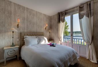 Les Eaux qui Rient allows 18 year olds to book a room