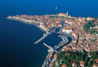 Apartment Buena Vista Piran has rooms with a private hot tub