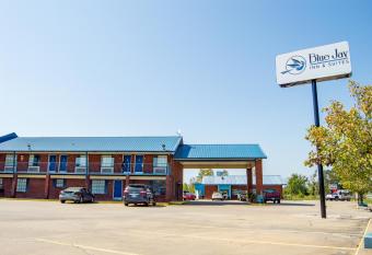 Blue Jay Inn & Suites has rooms with a private hot tub