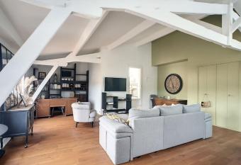 Appartement la cit   allows 18 year olds to book a room