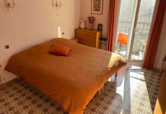 T2 de caract  re 72 m2 lit 180 pr  s du centre ville allows 18 year olds to book a room