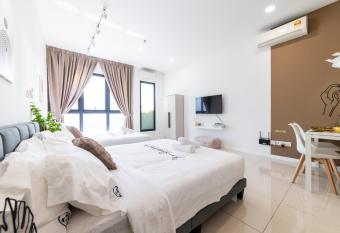 HighPark Suites by Sleepy Bear has Balcony rooms