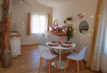 CASA ROSA, Un petit Cocon Catalan has rooms with a private hot tub