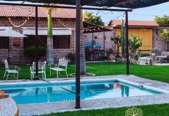 Escape Sereno en Quinta Tabach  n Con Alberca has rooms with a private hot tub