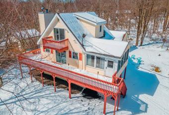 PoconoChalet-Hot Tub-Grill-Firepit-Games has rooms with a private hot tub