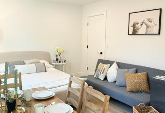 New Comfort Cozy Modern Apartment Unit4 has Balcony rooms