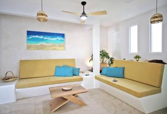 2BdR -Rocks at Mikasa- Near Beach, Pool, King Beds, AC, Fast Wifi allows 18 year olds to book a room