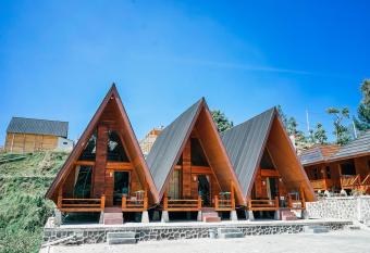 Golden Orchid Villa has Balcony rooms