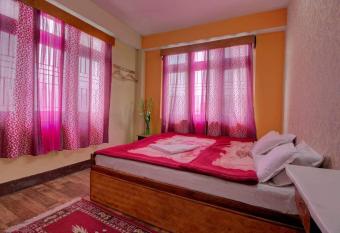 HOTEL TWILIGHT LODGE allows 18 year olds to book a room