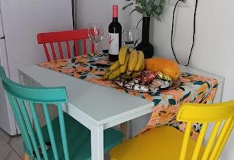 Las cerezas allows 18 year olds to book a room