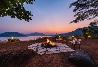 CosmicStays Kokiraj Lakehouse - Waterfront Retreat has Balcony rooms