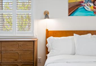 Boutique Room steps from Downtown Mall Rose Jean - Room 5 has Balcony rooms