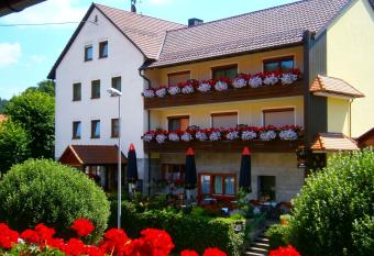 Gasthof Drei Linden allows 18 year olds to book a room