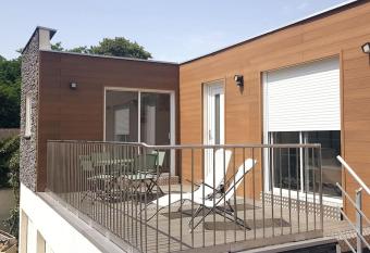 Come    la maison! has Balcony rooms