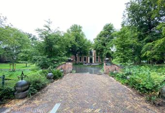 Nette maisonnette in groene rustige wijk allows 18 year olds to book a room