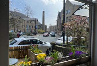 Bonsalls Central Hebden Bridge has Balcony rooms