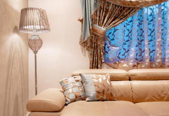 Stylish Corner Maisonette - Sunflower has rooms with a private hot tub