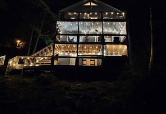 Cozy Mountain Chalet With Hot Tub Outdoor Movie Screen And Fire Place has rooms with a private hot tub