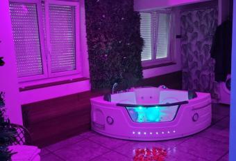 Jacuzzi Love room appartement Proche Paris has rooms with a private hot tub