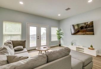 Vacation Home Lake Livingston! has Balcony rooms