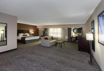 Wingate by Wyndham Oklahoma City Airport has rooms with a private hot tub