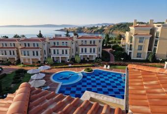 Flores Garden - Menada Apartments has Balcony rooms