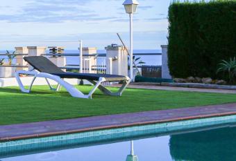 Casa con piscina privada has Balcony rooms