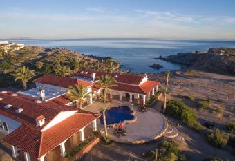 Rancho Las Cruces has rooms with a private hot tub