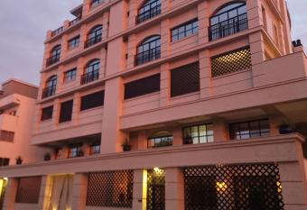 Privillege Residence 02 has rooms with a private hot tub