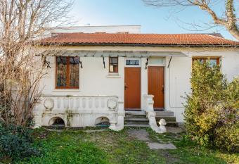 STUDIO FOND DE JARDIN allows 18 year olds to book a room