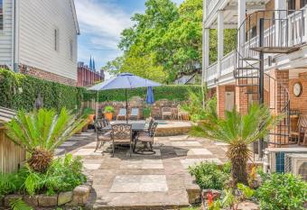 Brooklyn Suite at Hamilton has rooms with a private hot tub