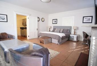 Hamilton Suite 1 - Ground Floor, Courtyard has Balcony rooms