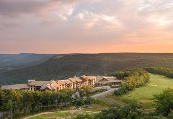 Cloudland At Mclemore Resort Lookout Mountain, Curio Hilton has rooms with a private hot tub