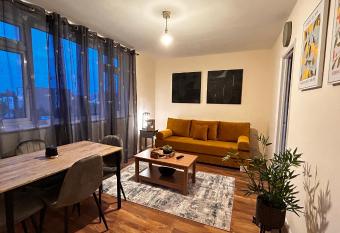 Cozy 2 Bedroom Apartment close to Town Centre allows 18 year olds to book a room
