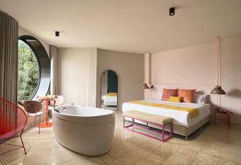 Del Tr  pico sopetr  n has rooms with a private hot tub