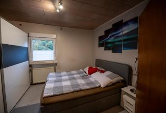 Sch  ne Ferienwohnung in ruhiger Lage allows 18 year olds to book a room