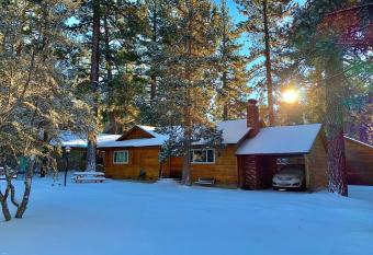 Oso-Cozy Cabin has rooms with a private hot tub