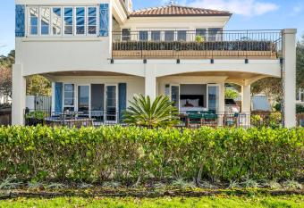 Beachfront Beauty has Balcony rooms