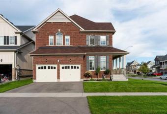 Bowmanville Bliss has rooms with a private hot tub