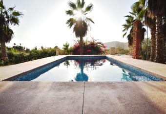 Superbe appartement avec chambre, piscine et parking priv   has Balcony rooms