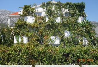 Apartments Mistral Orebic has Balcony rooms