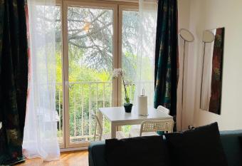 Charmant logement centre ville Rosny Sous Bois has Balcony rooms