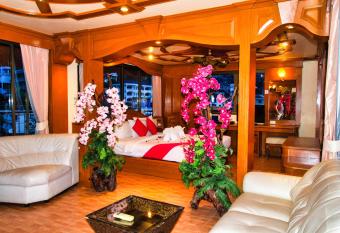 Diva Patong Hotel has rooms with a private hot tub