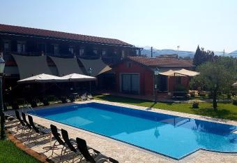 Albergo la Luna allows 18 year olds to book a room