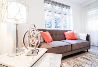 2 Bed Apartment - Great Location allows 18 year olds to book a room