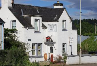 The Whitehouse allows 18 year olds to book a room