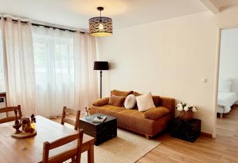 Paradis de Vanves allows 18 year olds to book a room